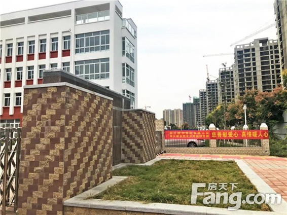 【建业未来城】爱心捐赠，情暖校园，同心携手护驾师生！