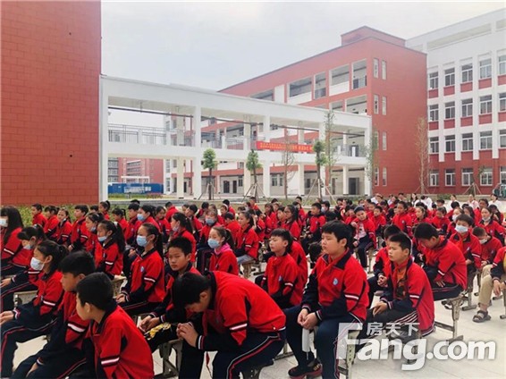 【建业未来城】爱心捐赠，情暖校园，同心携手护驾师生！